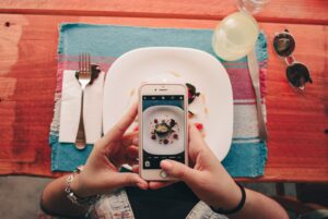 taking a picture of food using smartphone